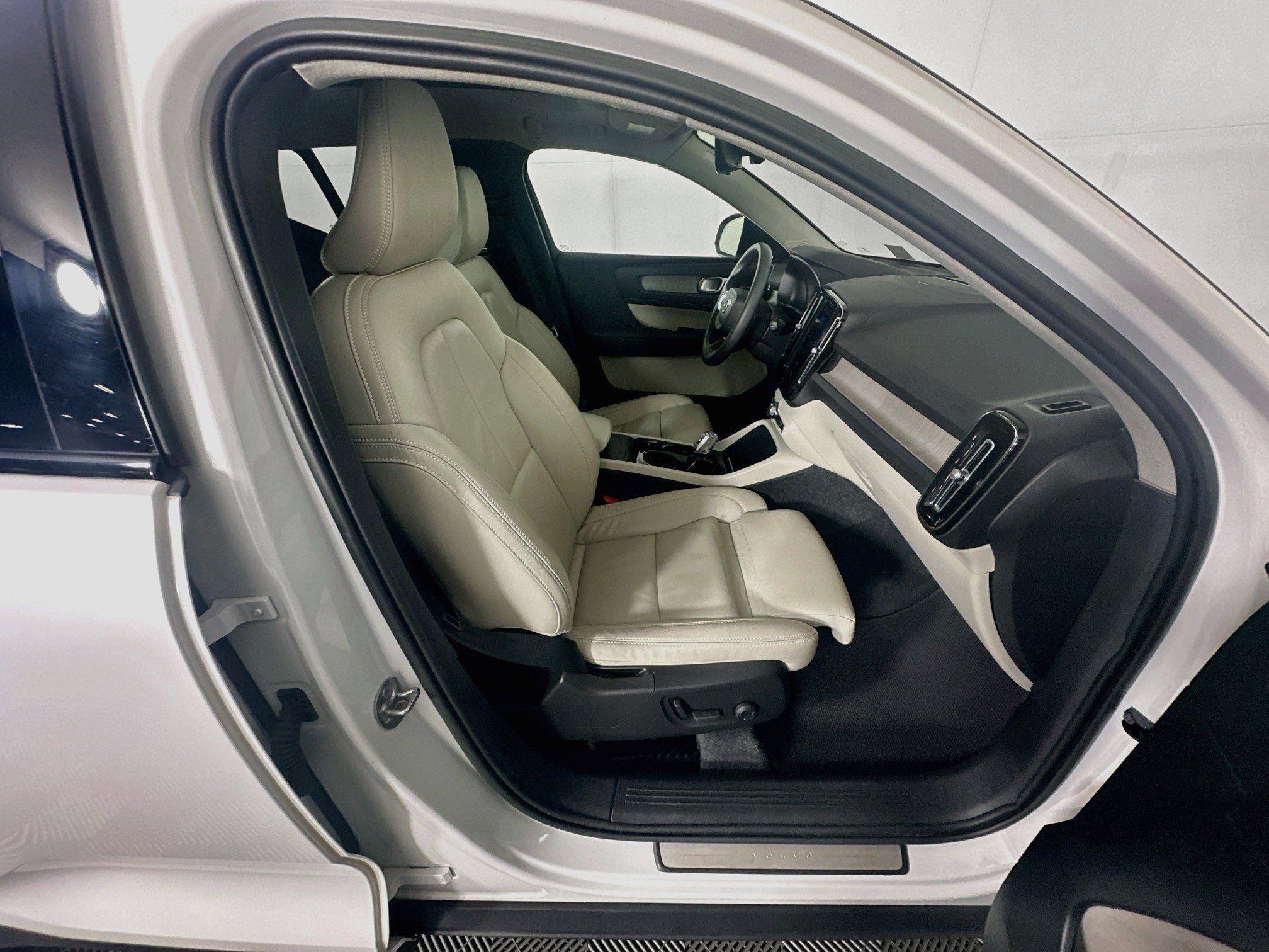 Used 2023 Volvo XC40 B4 Ultimate FWD image 31