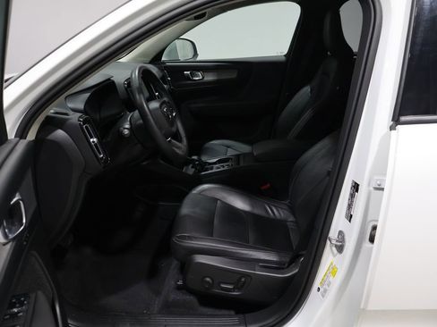 Used 2023 Volvo XC40 B5 Core image 9