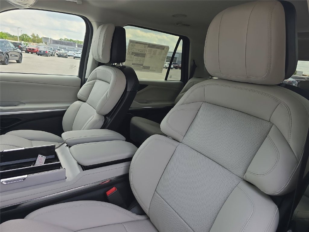 New 2026 Lincoln Navigator Premiere AWD/4WD image 16