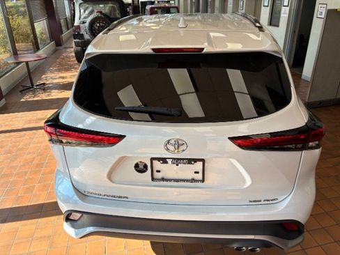 Used 2022 Toyota Highlander XSE AWD/4WD image 13