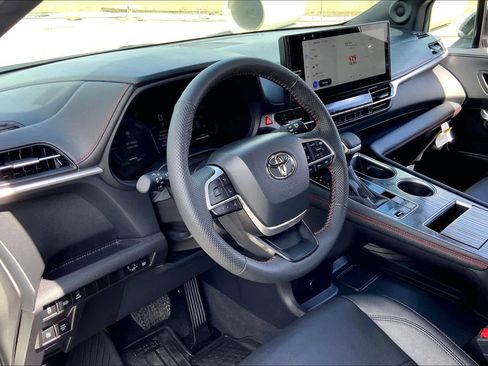 Used 2025 Toyota Sienna XSE w/ XSE Plus Package image 17