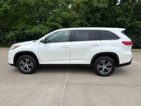 Used 2019 Toyota Highlander LE FWD image 2