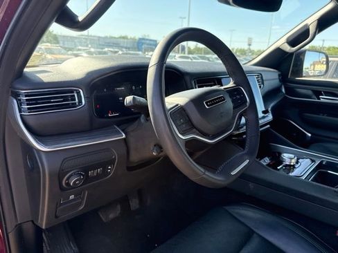 Used 2023 Jeep Wagoneer L Series II AWD/4WD image 12