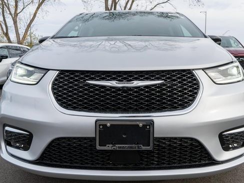 New 2026 Chrysler Pacifica Limited w/ Uconnect Theater Family Group image 3