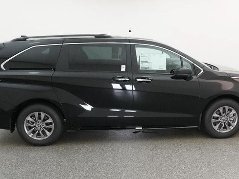 New 2026 Toyota Sienna XLE FWD image 11
