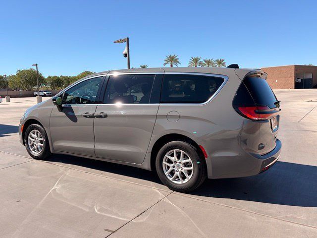 Certified 2025 Chrysler Pacifica Select FWD image 7