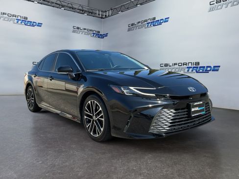 Used 2025 Toyota Camry XLE FWD image 3