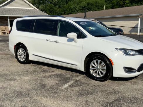Used 2019 Chrysler Pacifica Touring-L FWD image 2