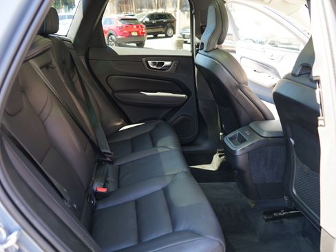 Used 2022 Volvo XC60 B5 Momentum image 25