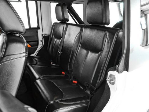 Used 2016 Jeep Wrangler Unlimited Sahara w/ Connectivity Group image 33