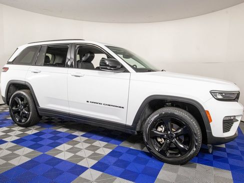 Used 2023 Jeep Grand Cherokee Limited w/ Black Appearance Package image 3