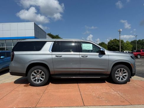 New 2026 Chevrolet Suburban Premier w/ Sun And Tow Package AWD/4WD image 6