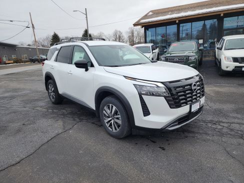 New 2026 Nissan Pathfinder SL image 1