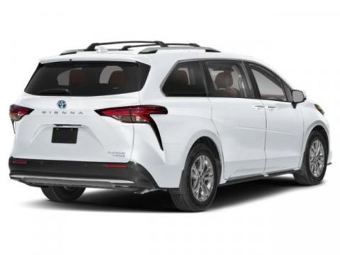 Used 2025 Toyota Sienna Platinum image 2