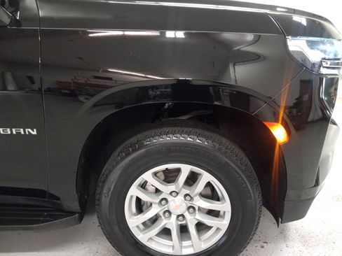 Used 2024 Chevrolet Suburban LT image 3