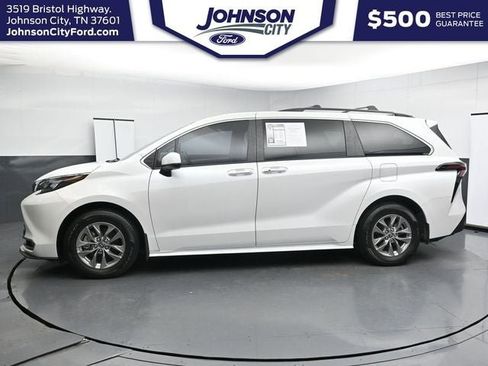 Used 2024 Toyota Sienna XLE FWD image 7