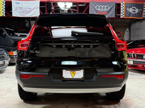 Used 2022 Volvo XC40 T4 Momentum FWD image 8