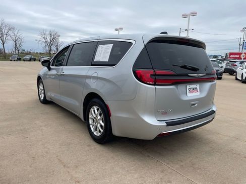 Used 2023 Chrysler Pacifica Touring-L FWD image 7