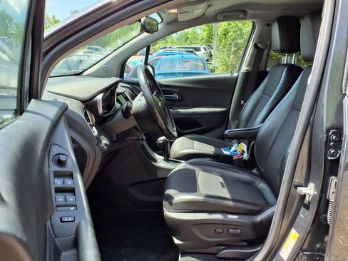 Used 2020 Chevrolet Trax LT w/ LT Convenience Package image 13