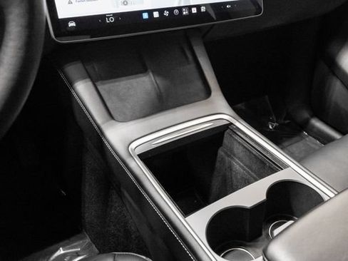 Used 2021 Tesla Model Y Long Range AWD/4WD image 18