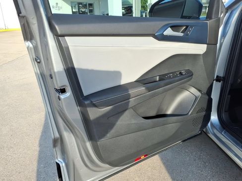 Certified 2024 Volkswagen Taos SE w/ Panoramic Sunroof Package AWD/4WD image 23