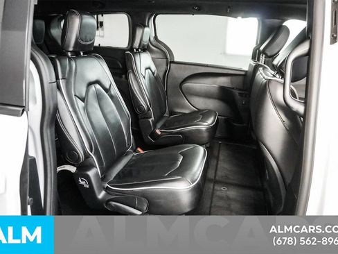 Used 2025 Chrysler Pacifica Limited image 23