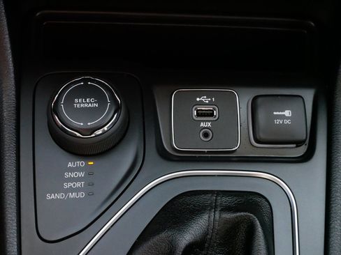 Used 2020 Jeep Cherokee Latitude Plus w/ Cold Weather Group image 29