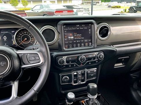 Used 2023 Jeep Gladiator Overland AWD/4WD image 9