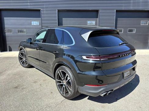 Used 2025 Porsche Cayenne image 3