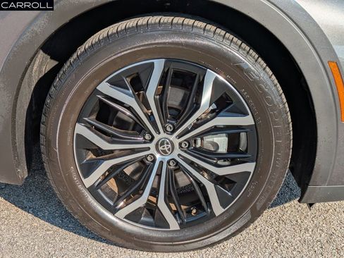 Used 2023 Toyota Crown Limited image 11