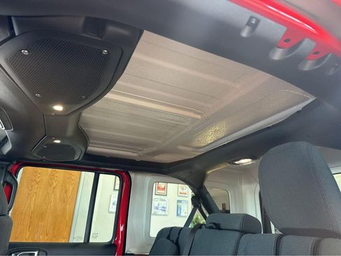 Used 2025 Jeep Wrangler Sahara image 32