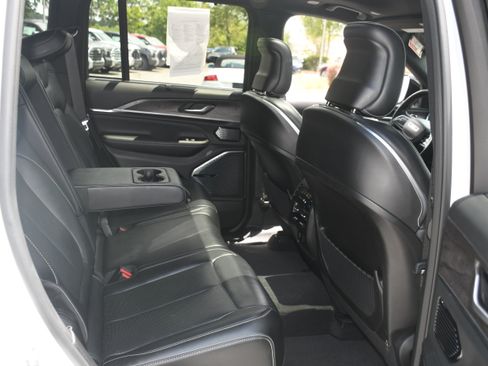 Used 2022 Jeep Grand Cherokee Overland w/ Luxury Tech Group IV RWD image 21
