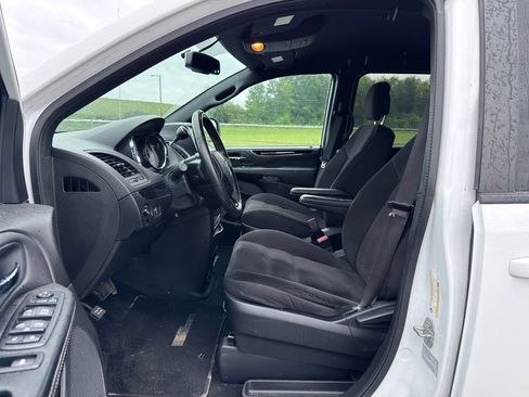 Used 2017 Dodge Grand Caravan SE FWD image 2
