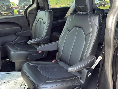 Used 2023 Chrysler Pacifica Touring-L w/ S Appearance Package image 6