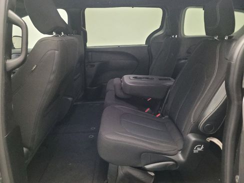 Used 2020 Chrysler Pacifica Touring w/ S Appearance Package FWD image 18