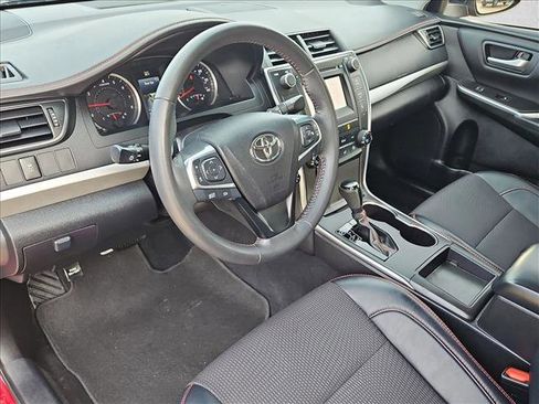 Used 2017 Toyota Camry SE image 10