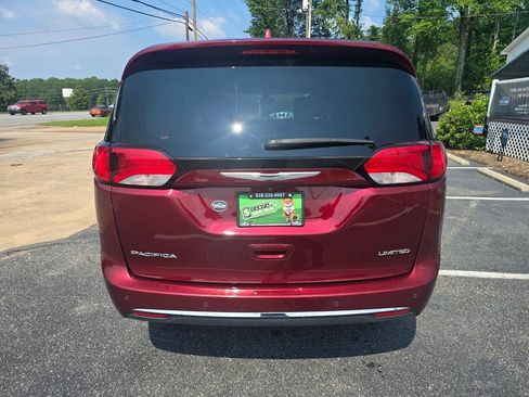 Used 2017 Chrysler Pacifica Limited w/ Tire & Wheel Group FWD image 5