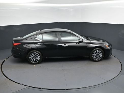 Used 2025 Nissan Altima 2.5 SV FWD image 36