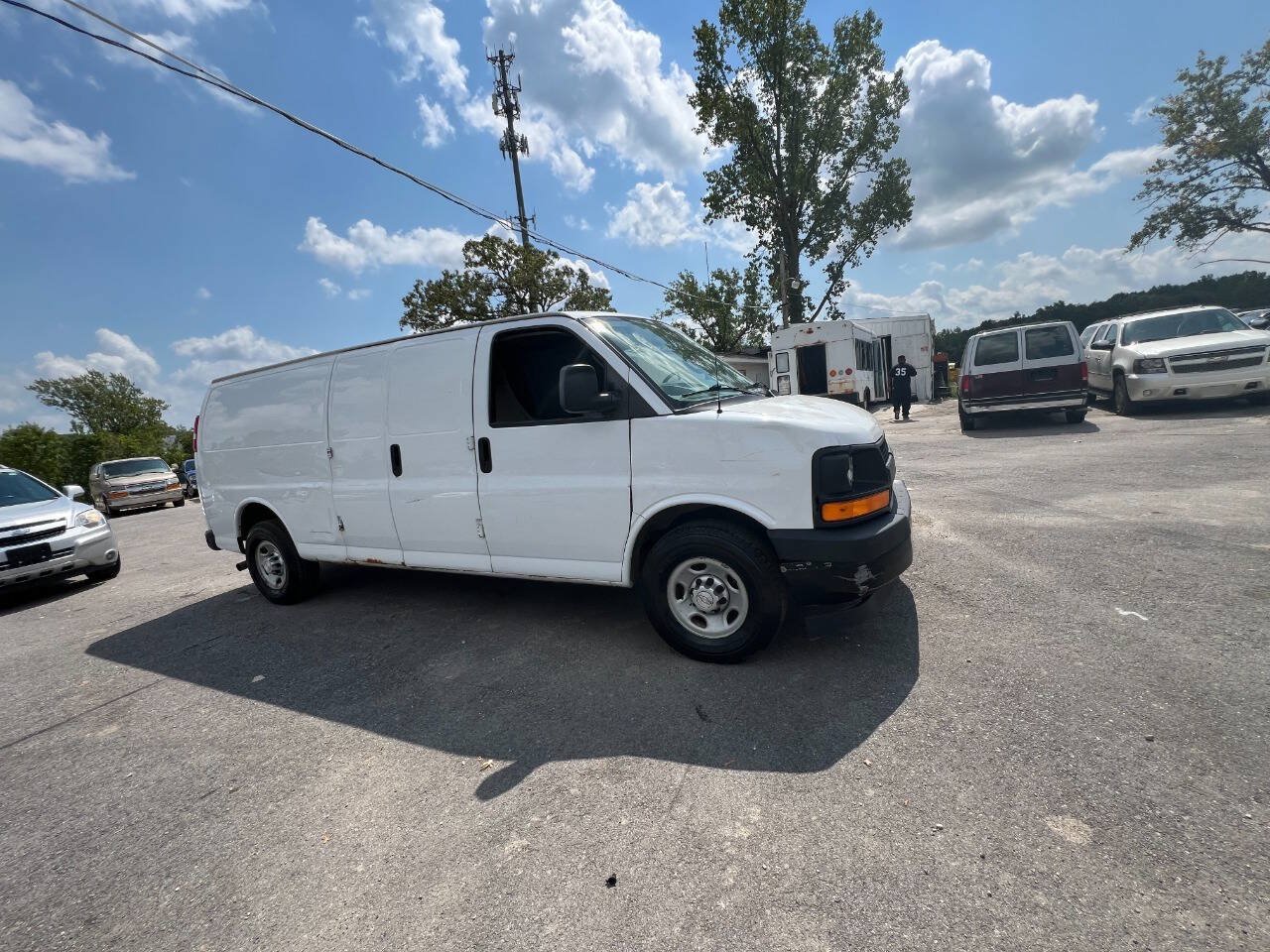 Used 2017 Chevrolet Express 2500 Extended RWD image 5