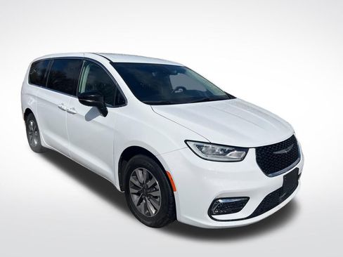 Used 2024 Chrysler Pacifica Select image 8