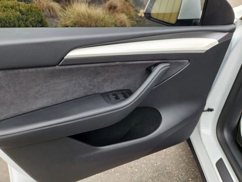 Used 2024 Tesla Model Y Performance image 8