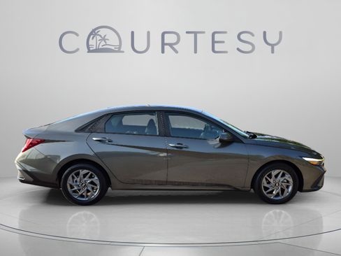 Used 2024 Hyundai Elantra SEL FWD image 8