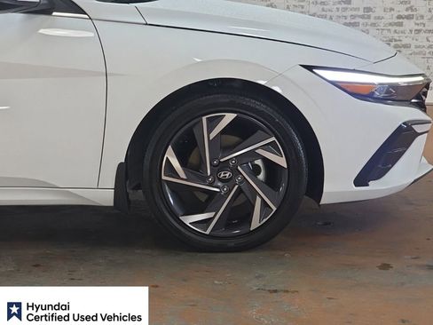 Certified 2025 Hyundai Elantra Limited FWD image 8