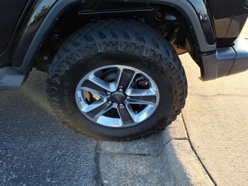 Used 2019 Jeep Wrangler Unlimited Sahara AWD/4WD image 7
