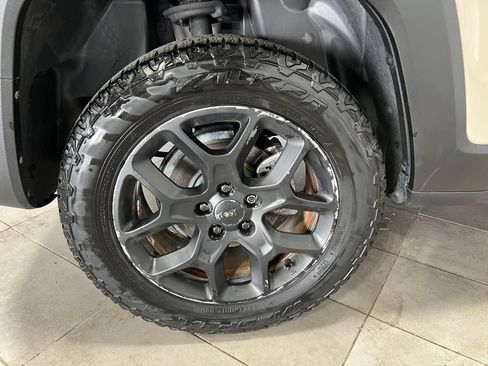 Used 2016 Jeep Renegade Latitude w/ Popular Equipment Group image 10