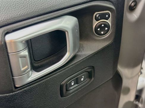 Used 2019 Jeep Wrangler Unlimited Sahara w/ Dual Top Group AWD/4WD image 17