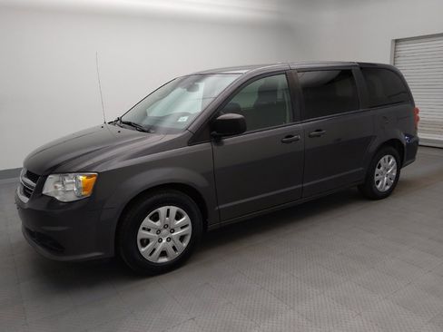 Used 2020 Dodge Grand Caravan SE w/ UConnect Hands-Free Group FWD image 2