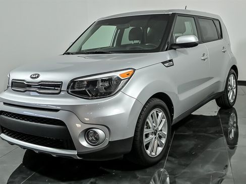 Used 2017 Kia Soul + FWD image 5