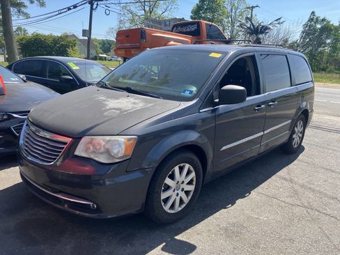 Used 2012 Chrysler Town & Country Touring w/ Entertainment Group #1 FWD image 2