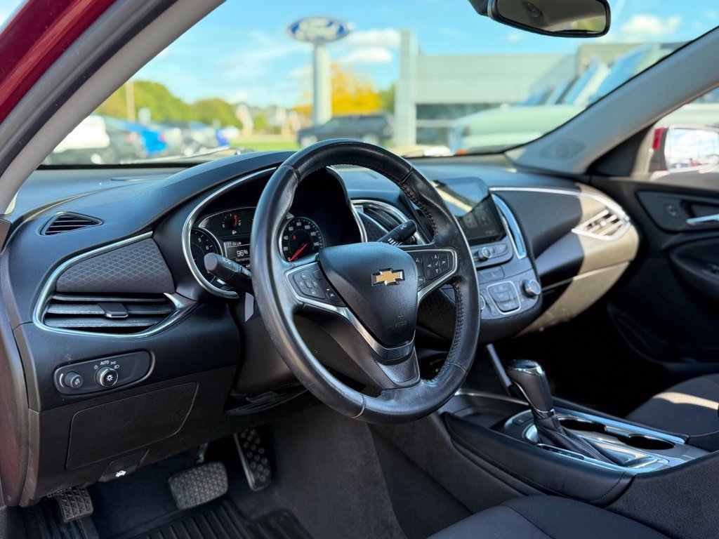 Used 2018 Chevrolet Malibu LT w/ Driver Confidence Package FWD image 9